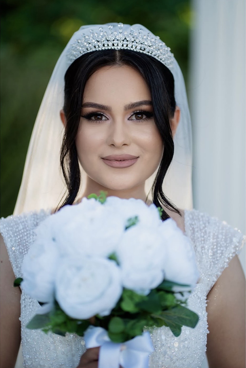 Mireasă elegantă cu buchet — Mirese