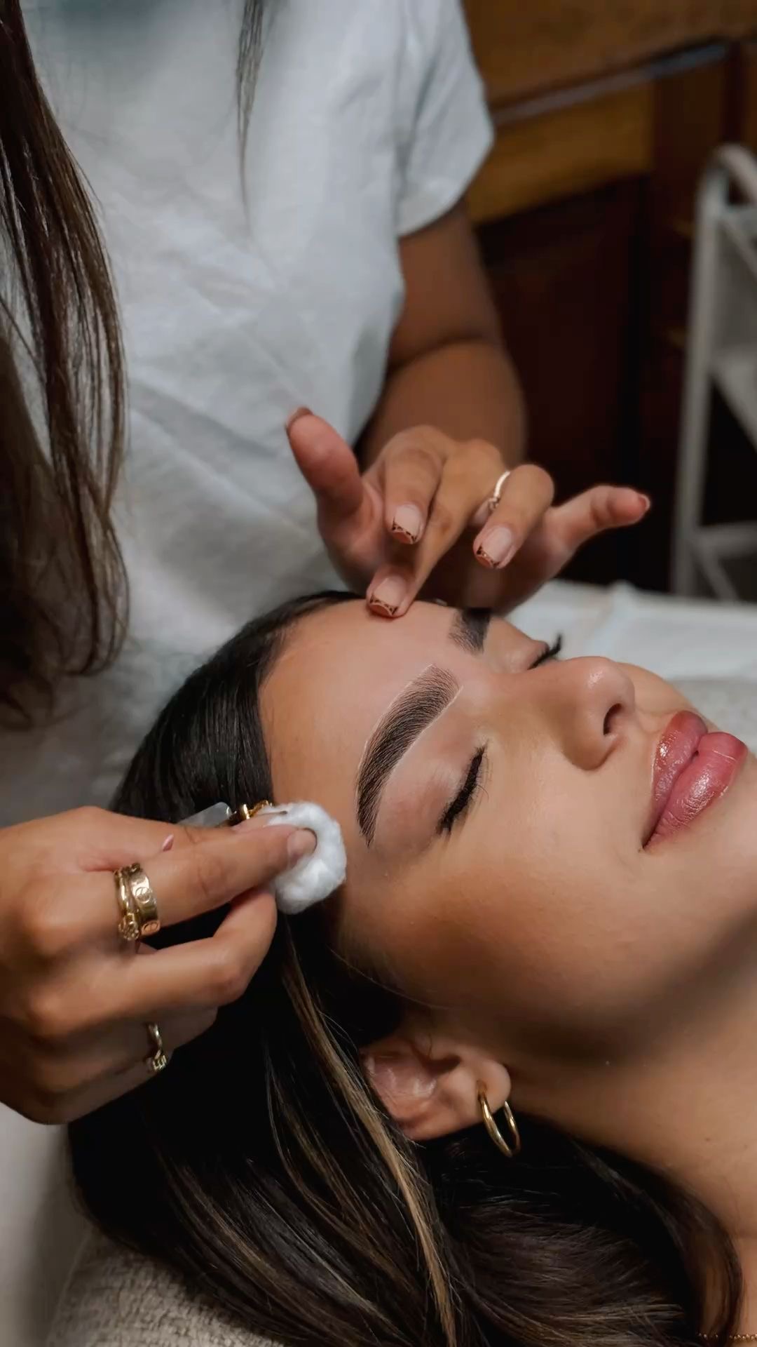 Stilizare sprâncene Timișoara realizată de Kame Ly Brow Artist