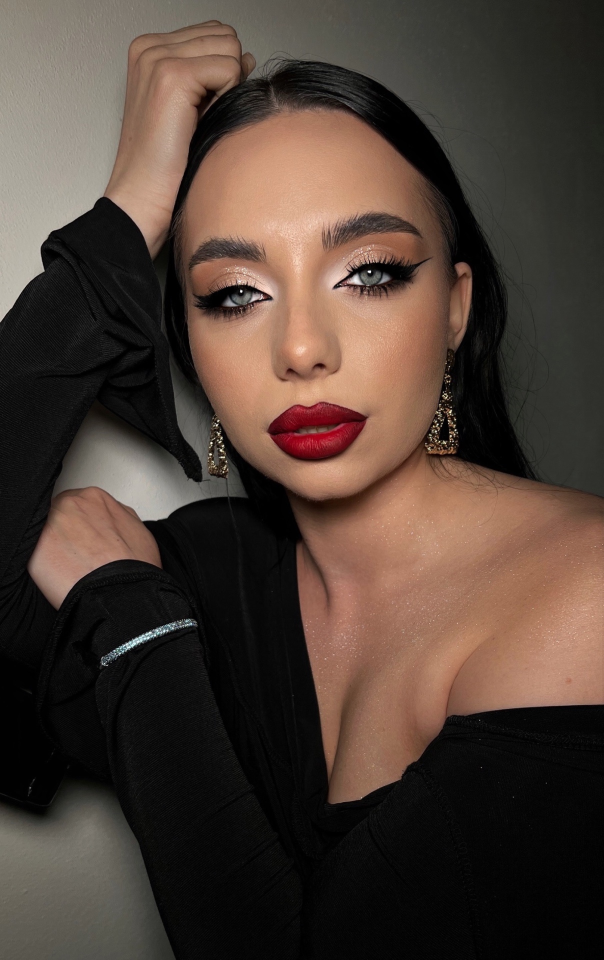 Red lips dramatic — Beauty
